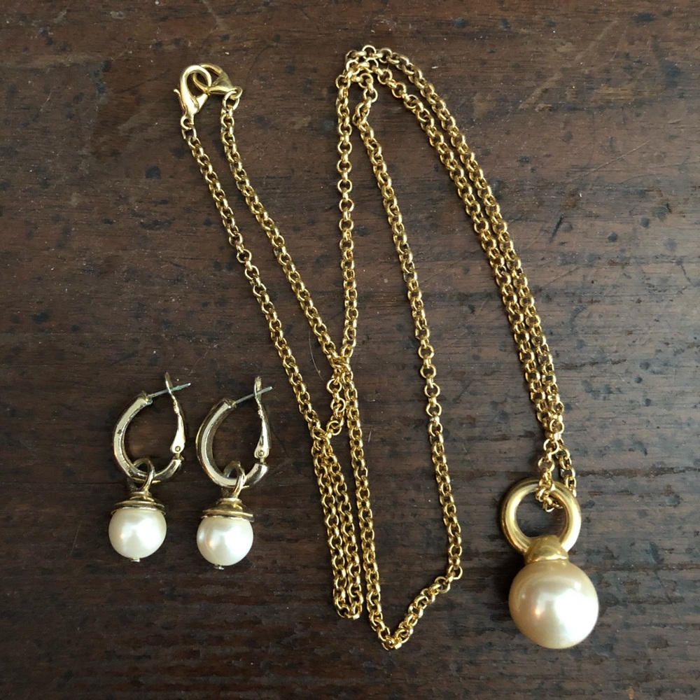 Pearl earrings & necklace set